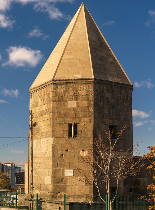 Emir Cemaleddin Tanrıvermiş (Han Camisi) Kümbeti