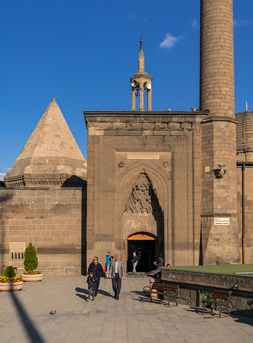 Hunat Hatun Camii ve Külliyesi